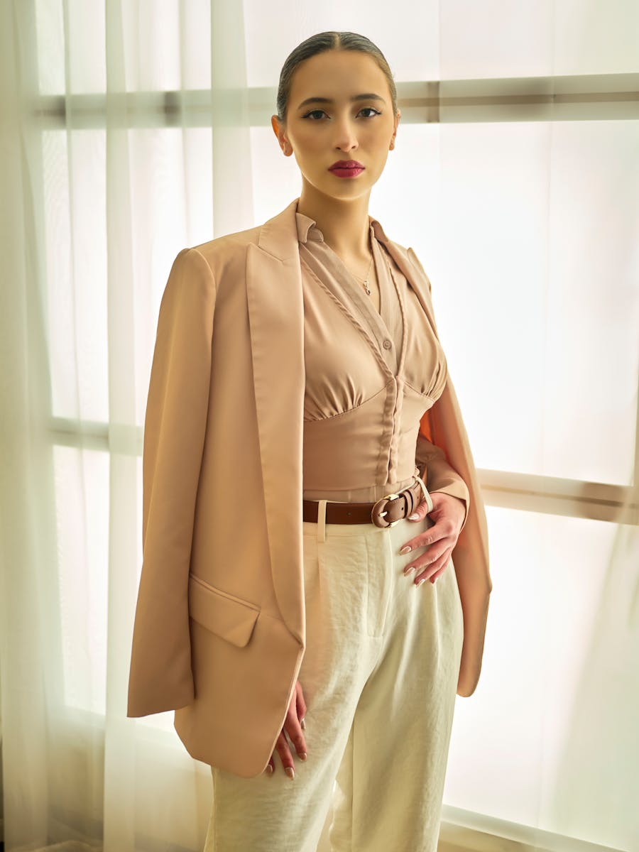 Modelo feminina com blazer claro