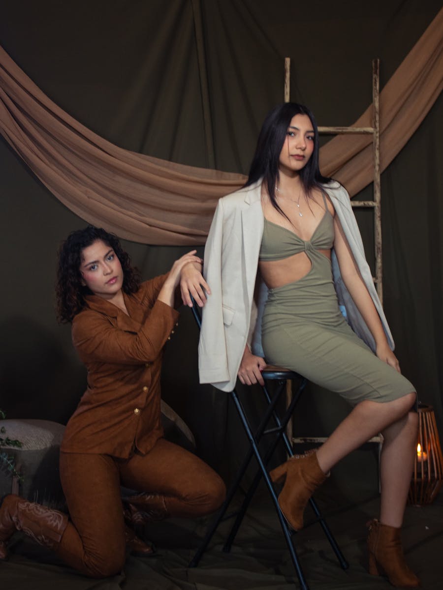 Duas modelos em editorial feminino