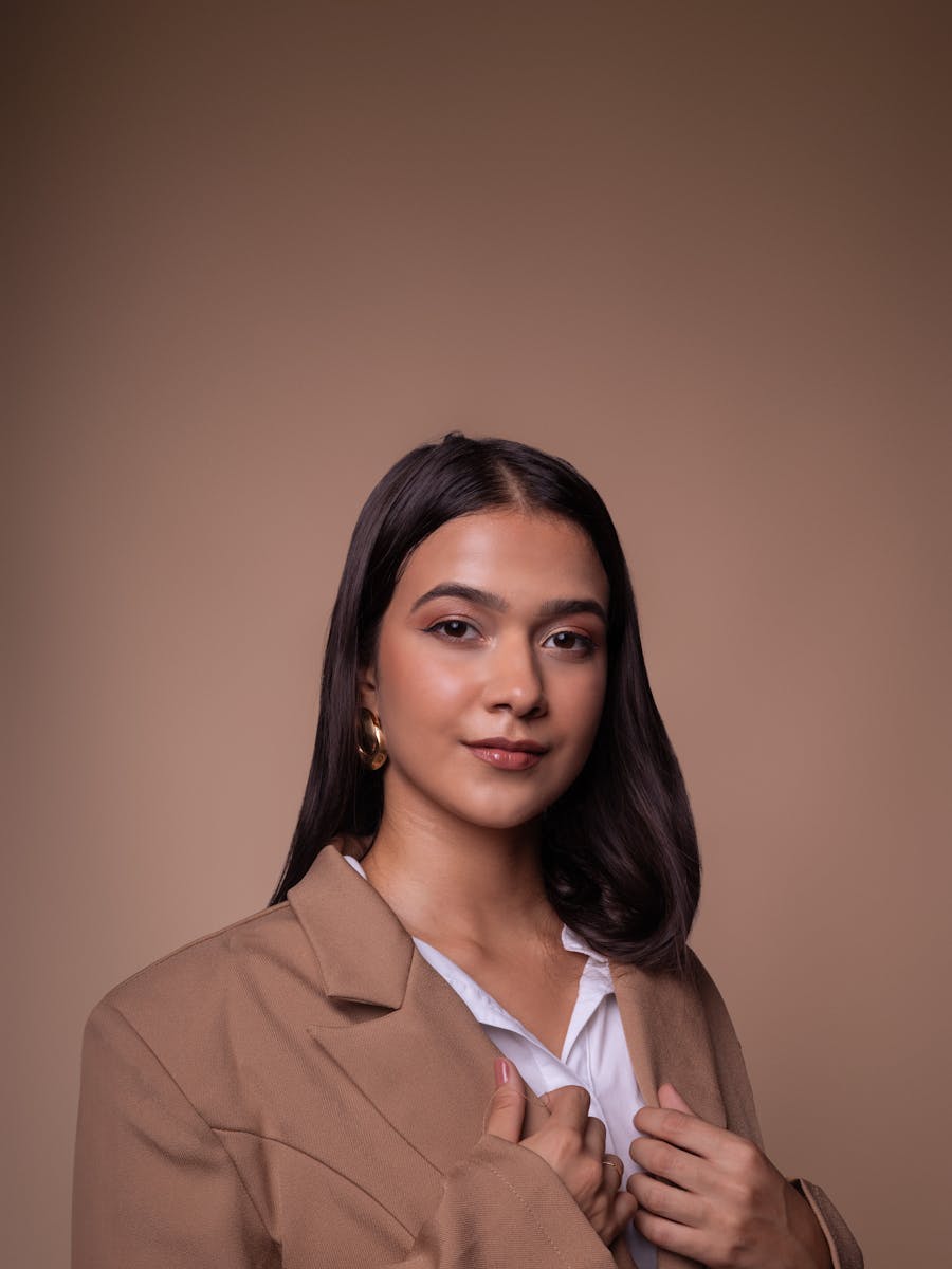 Retrato feminino com visual caramelo