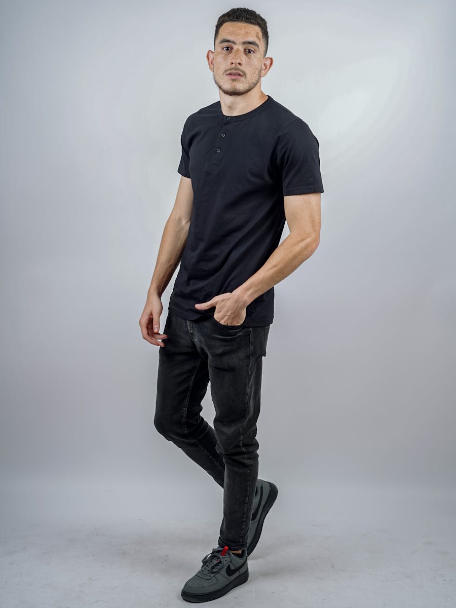 Modelo masculino com visual preto