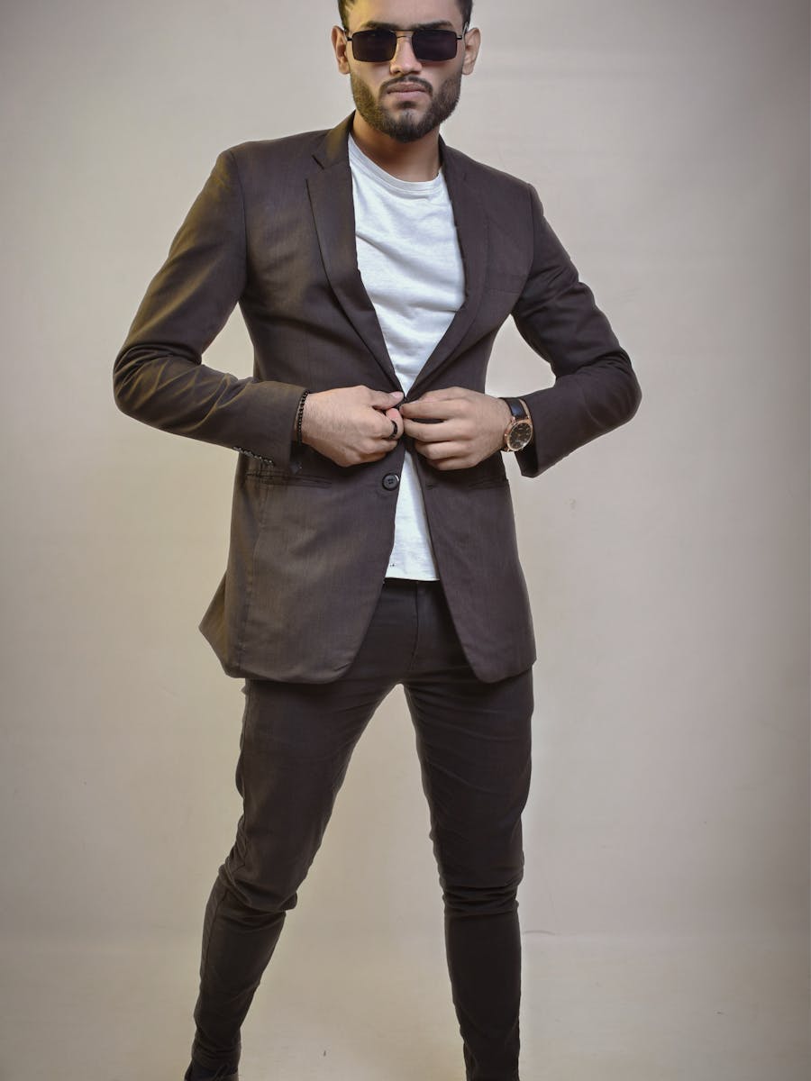 Editorial masculino com blazer escuro