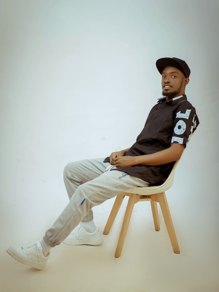 Modelo masculino sentado em look urbano