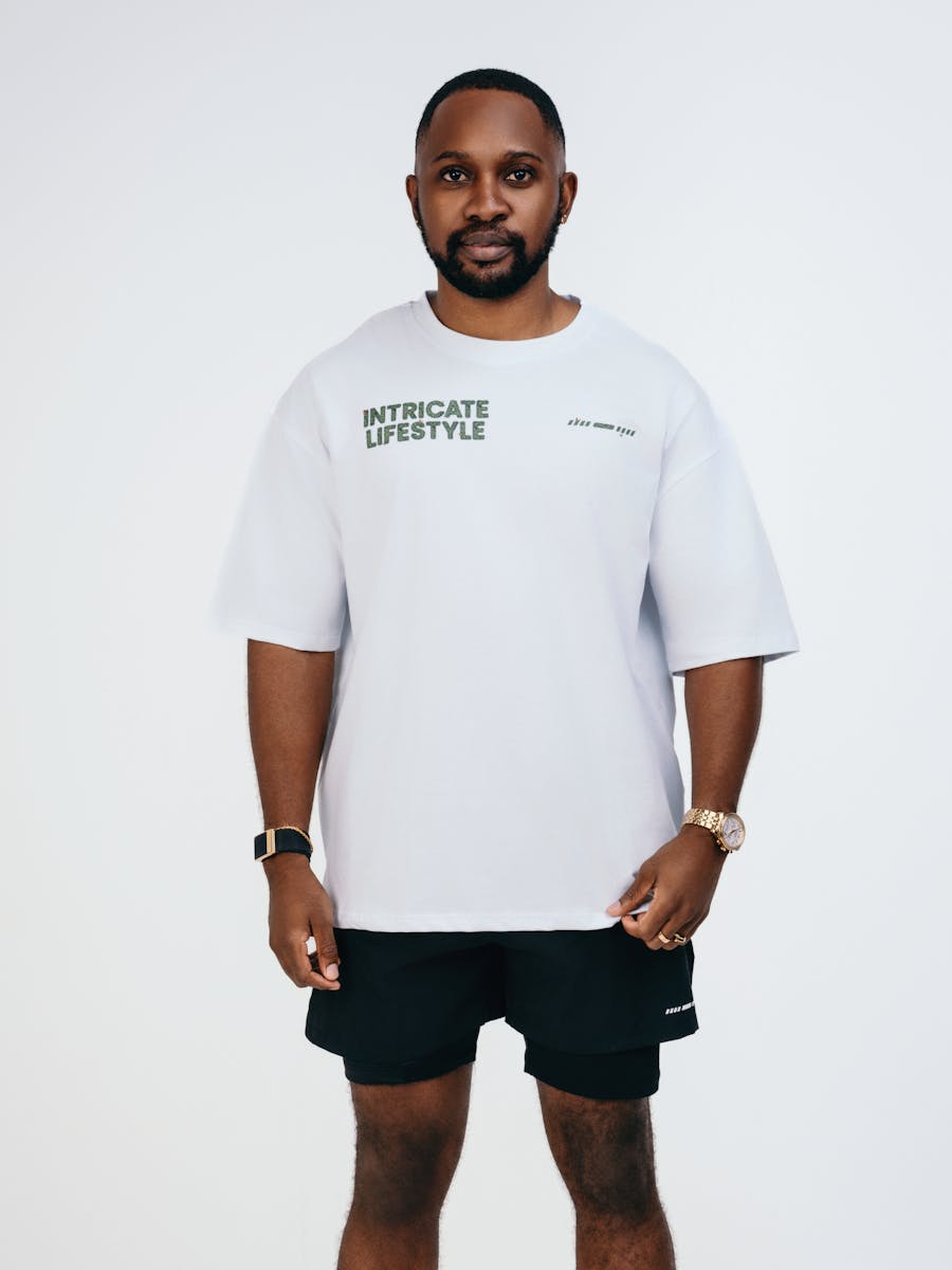 Modelo masculino com camiseta branca