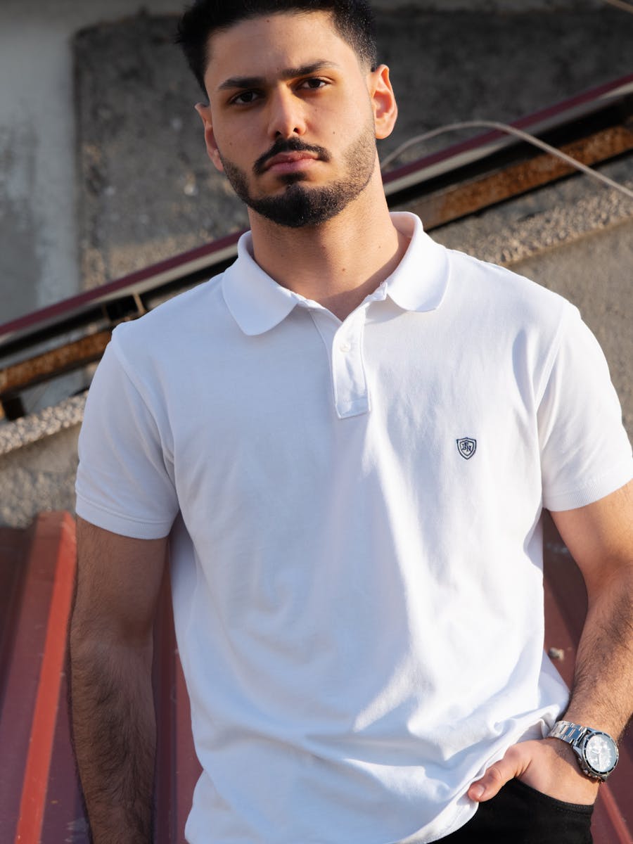 Modelo masculino em ambiente externo