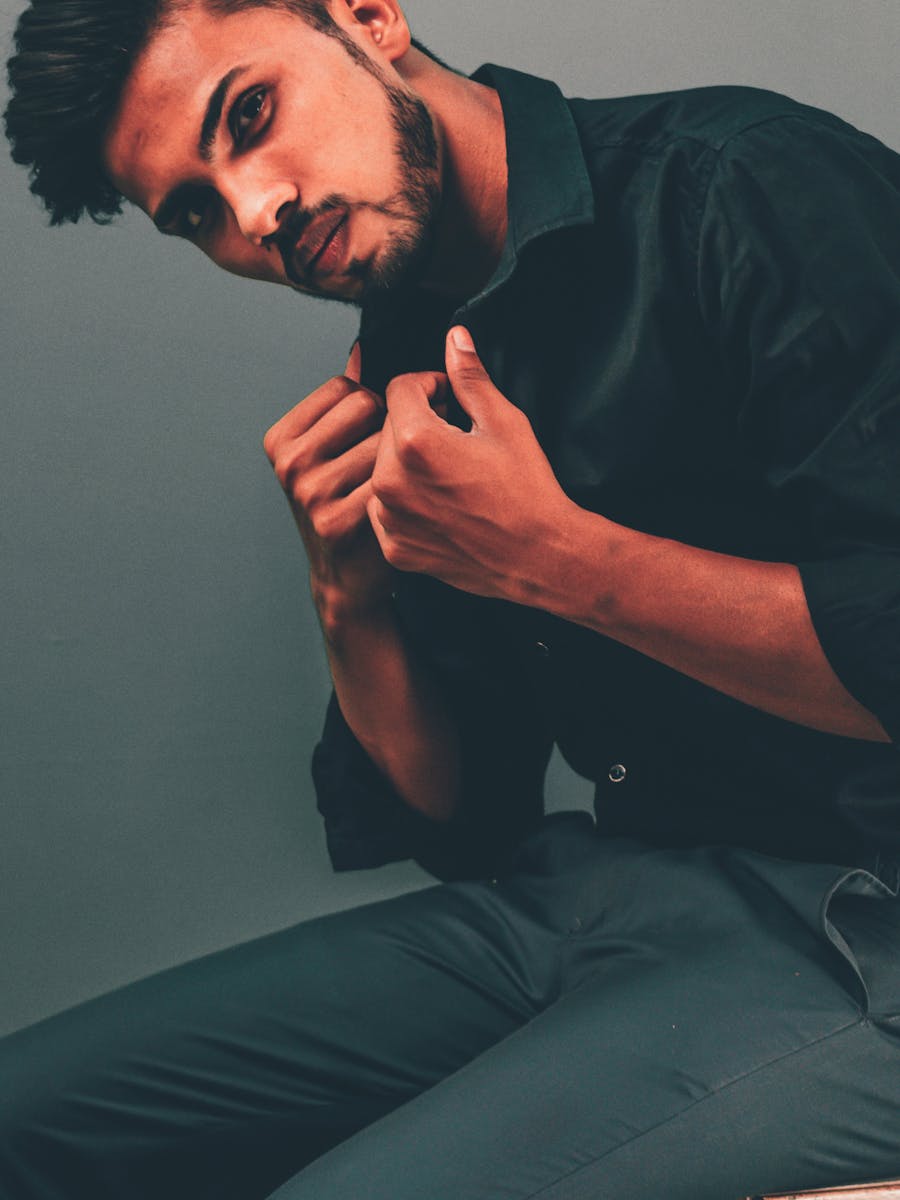 Editorial masculino em pose noturna