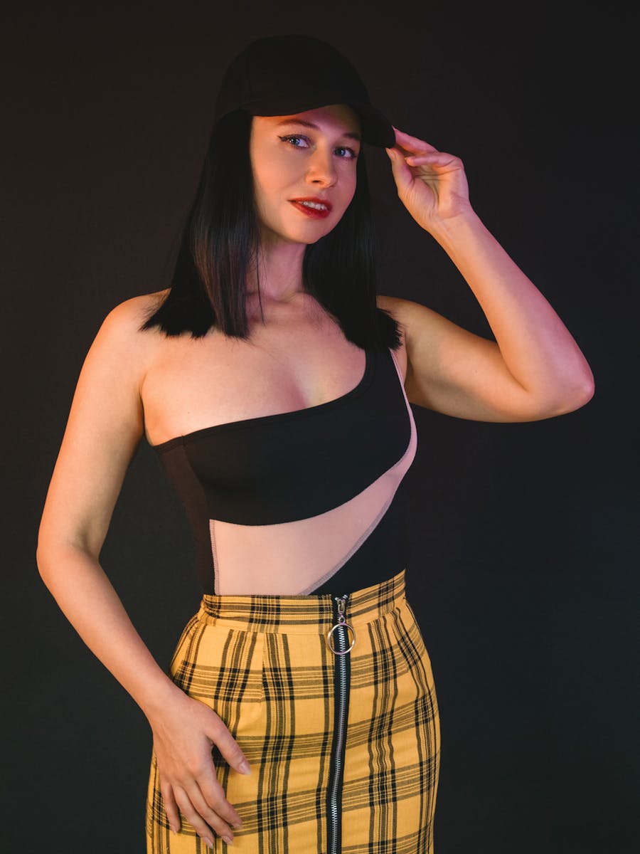 Modelo masculino em estúdio com boné