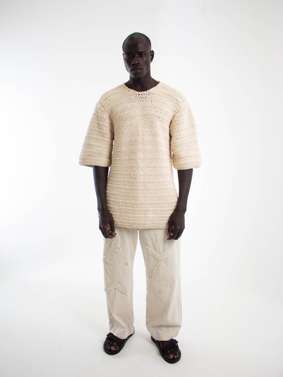 Modelo masculino com tricô claro