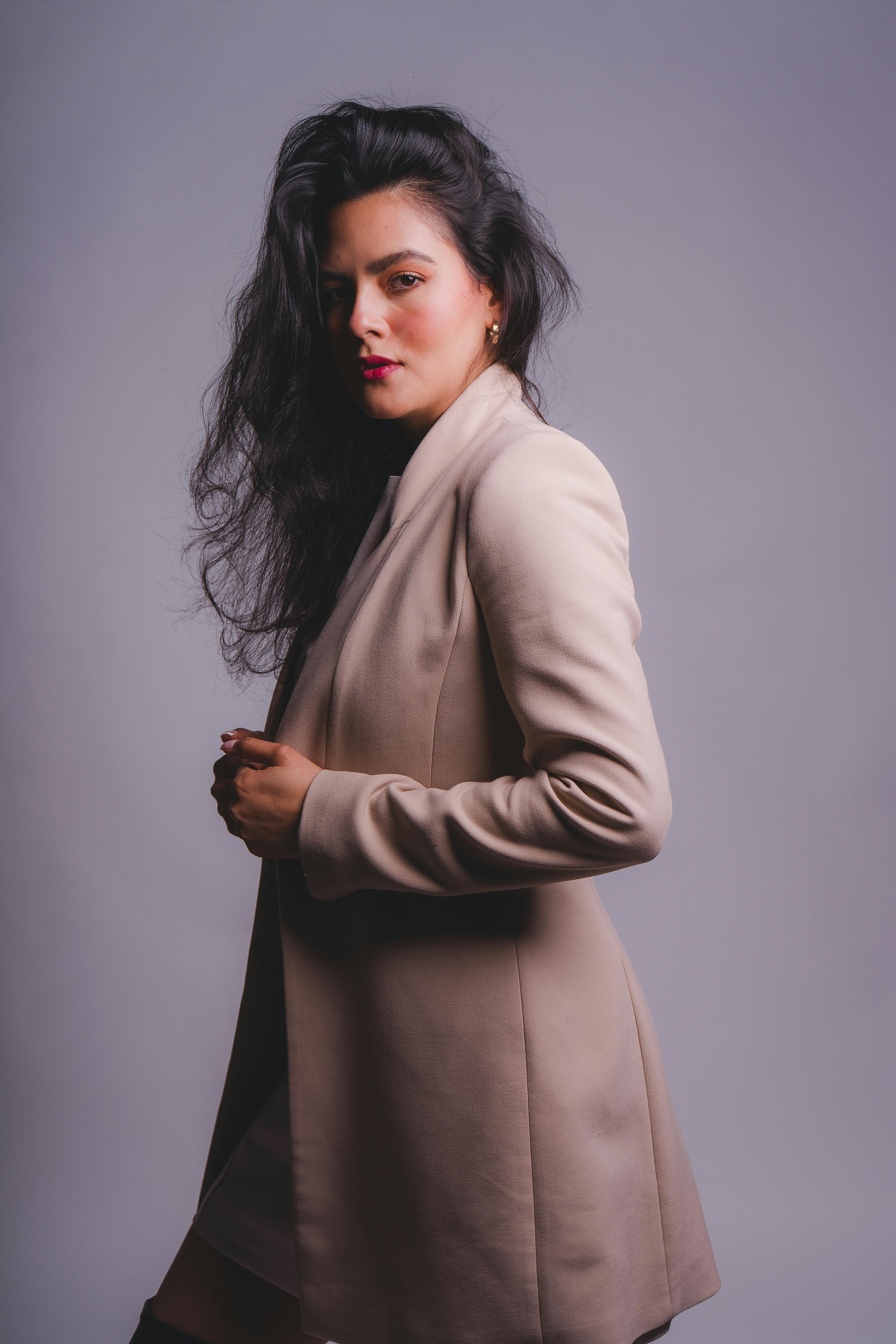 Modelo feminina em camiseta branca